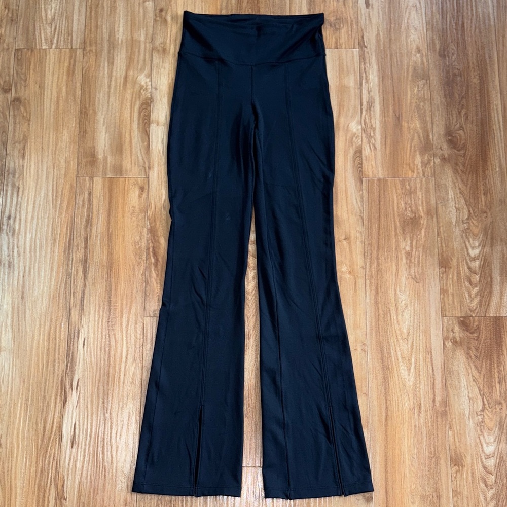 GAP Women’s Flared Leggings in Black